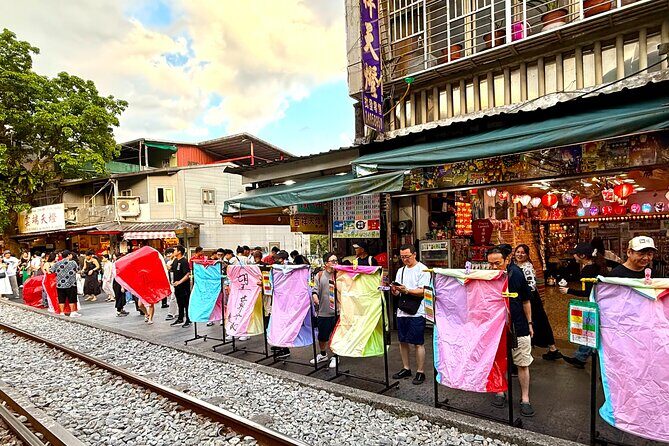 Muslim-Friendly Northern Taiwan Day Tour Yehliu, Jiufen, Shifen - FAQ