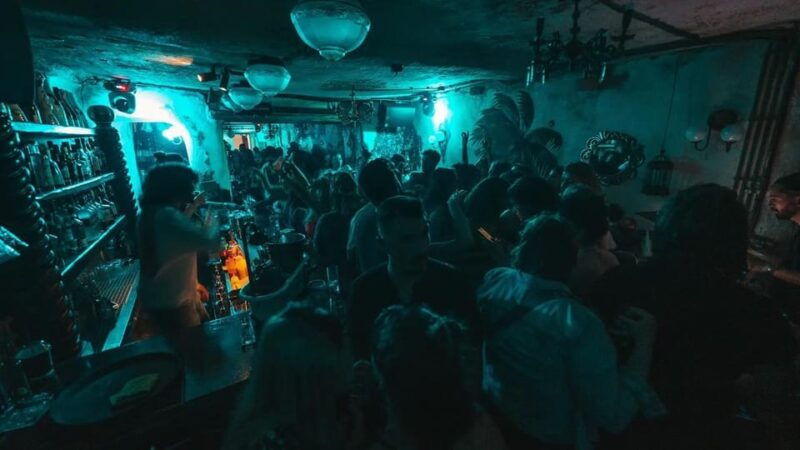 mykonos-bar-crawl-with-a-local