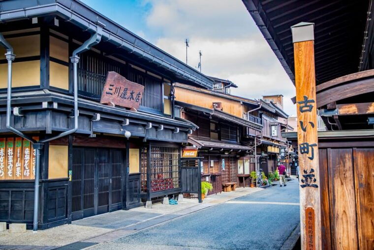 nagoya-shirakawa-go-gujo-hida-takayama-historic-day-tour