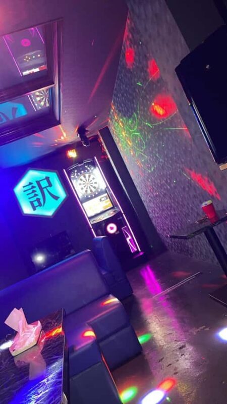 Naha: Karaoke & Darts Snack Bar "Wakeari ()" - Key Points