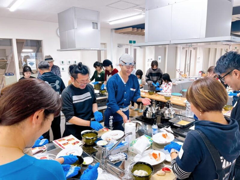 naha-makishi-public-market-sushi-making-experience