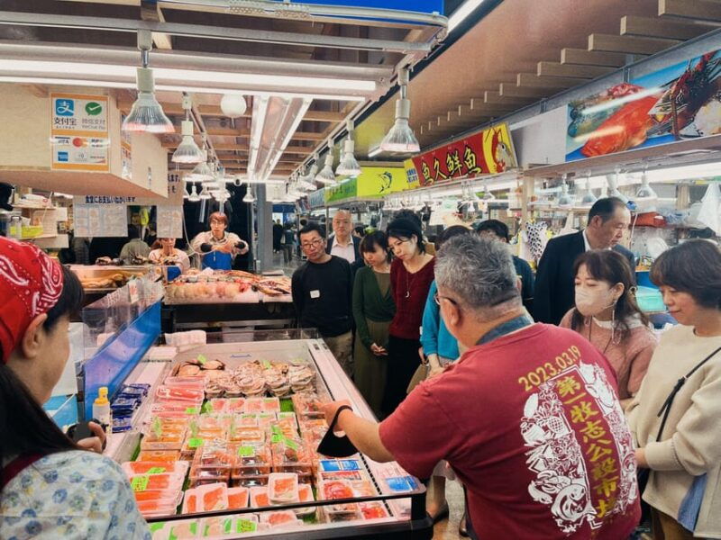 naha-makishi-public-market-sushi-making-experience
