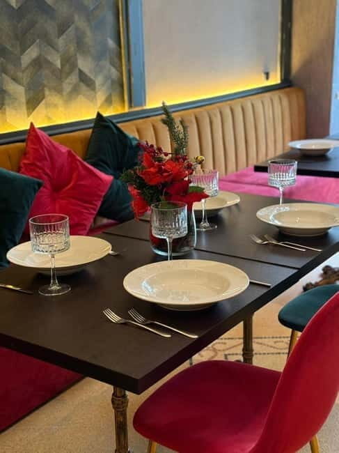 Naples: Dinner show, Tradition & Music with a glass of wine - Key Points