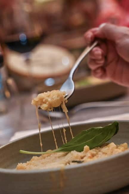 Naples: Dinner show, Tradition & Music with a glass of wine - Authenticity and Value