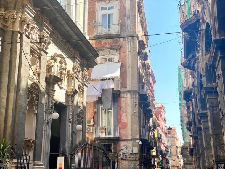 naples-old-city-center-street-food-tour-with-expert