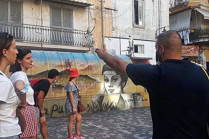 naples-street-art-tour-in-quarters-spagnoli