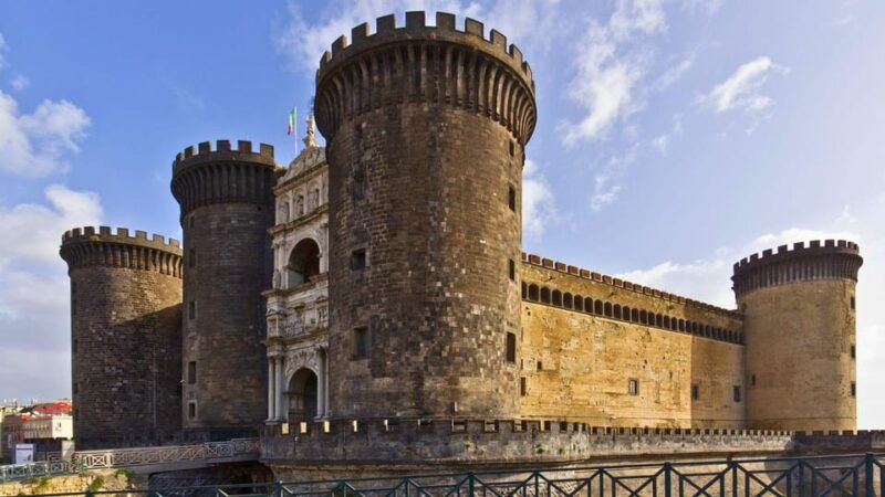 naples-tour-between-maschio-angioino-and-plebiscito-square