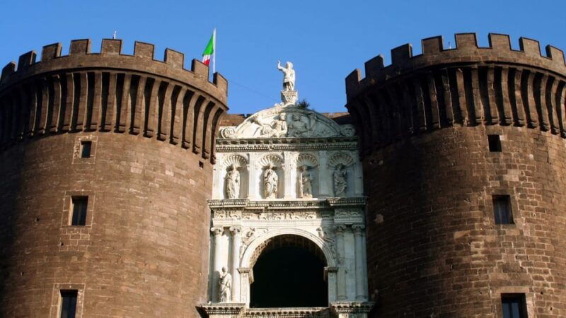 naples-tour-between-maschio-angioino-and-plebiscito-square