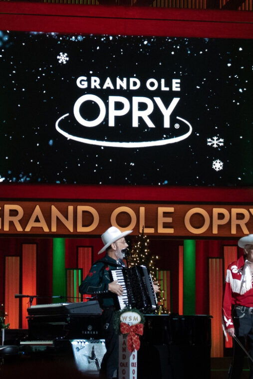 nashville-country-christmas-music-show-at-the-opry-house