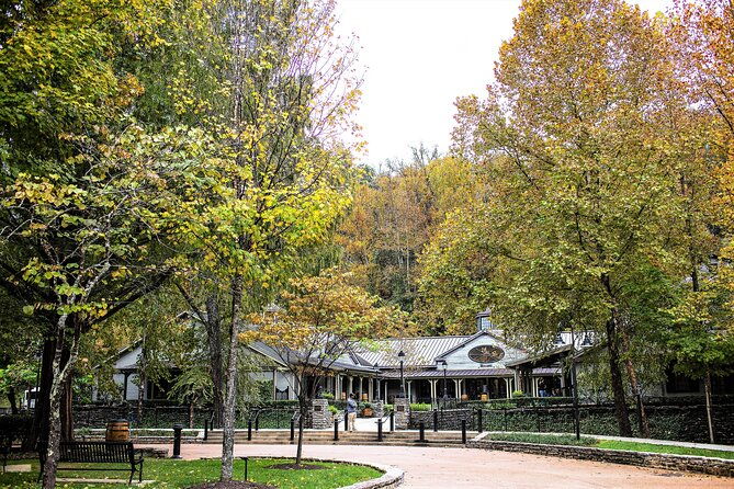 nashville-to-jack-daniels-distillery-bus-tour-whiskey-tastings