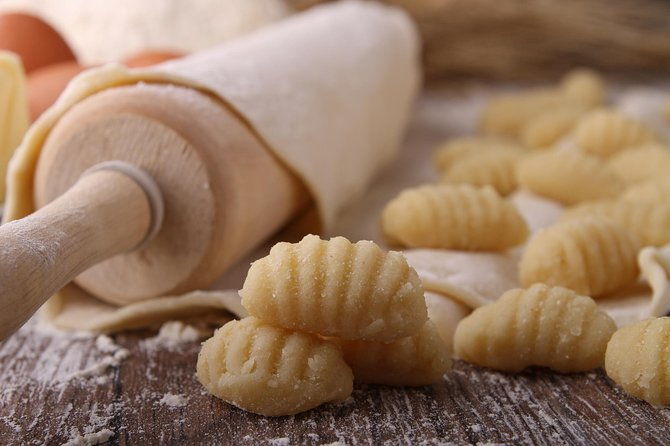 natural-food-wine-in-milanese-home-eat-with-locals