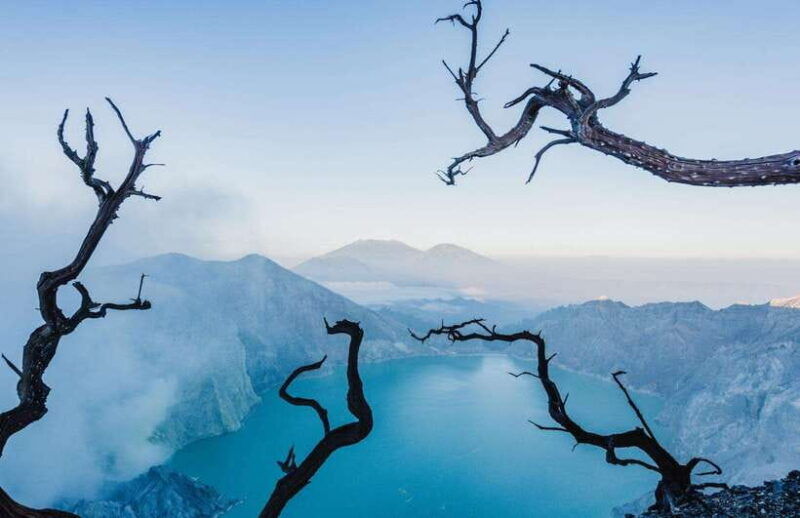 natural-wonders-at-ijen-crater-adventure-climbing