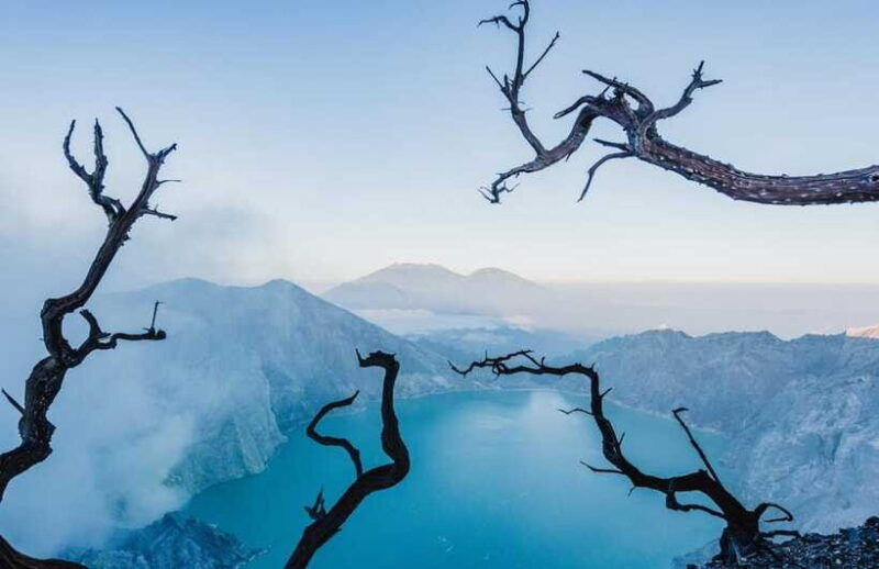 natural-wonders-at-ijen-crater-adventure-climbing