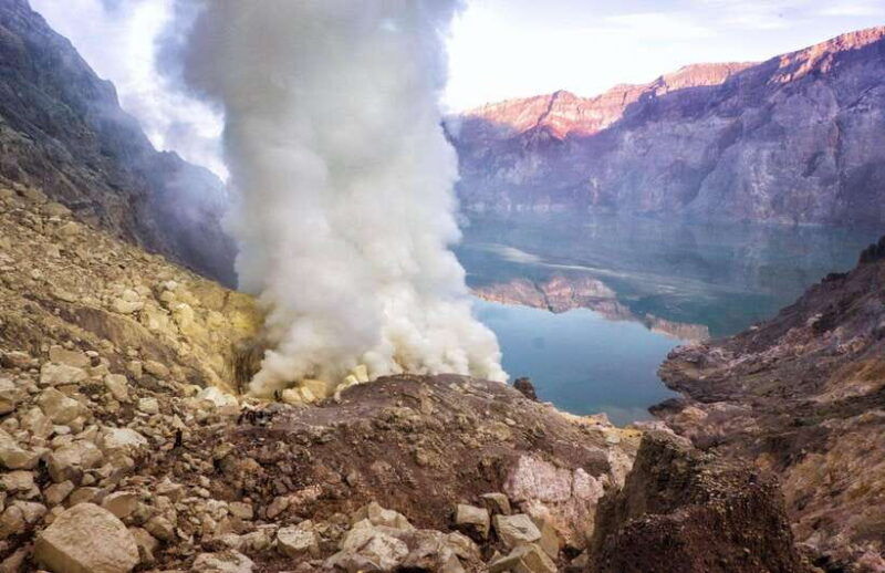 natural-wonders-at-ijen-crater-adventure-climbing
