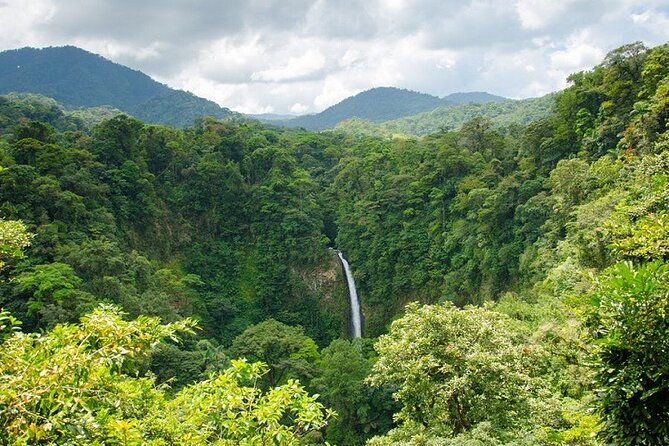 natwell-pack-volcano-hike-fortuna-waterfall