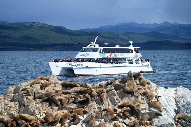 navigation-in-the-beagle-channel-with-minitrekking-ushuaia