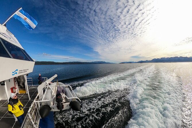 navigation-in-the-beagle-channel-with-minitrekking-ushuaia