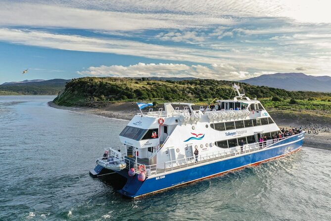 navigation-to-the-penguins-island-ushuaia-beagle-channel