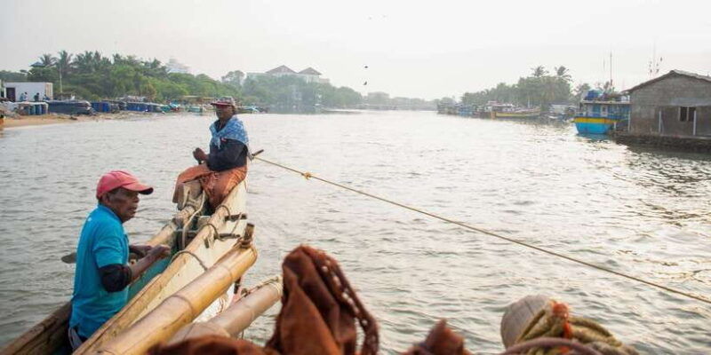 negombo-catamaran-sailing-with-traditional-fishermen
