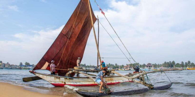 negombo-catamaran-sailing-with-traditional-fishermen