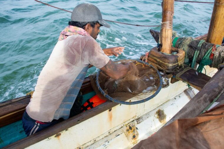 negombo-catamaran-sailing-with-traditional-fishermen