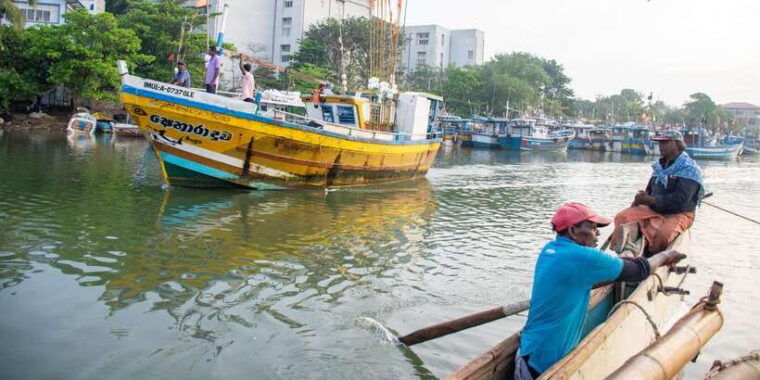 negombo-catamaran-sailing-with-traditional-fishermen