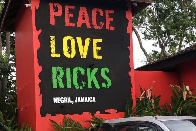 negril-7mile-beach-and-ricks-cafe-day-tour-souvenir-shopping