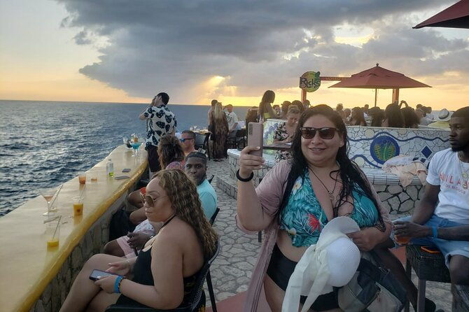 negril-seven-mile-beach-catamaran-cruise-parasailingwith-sunset-at-ricks-cafe