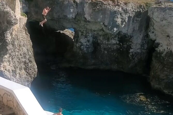 negrils-7-mile-beach-margaritaville-and-ricks-cafe-combo-tour