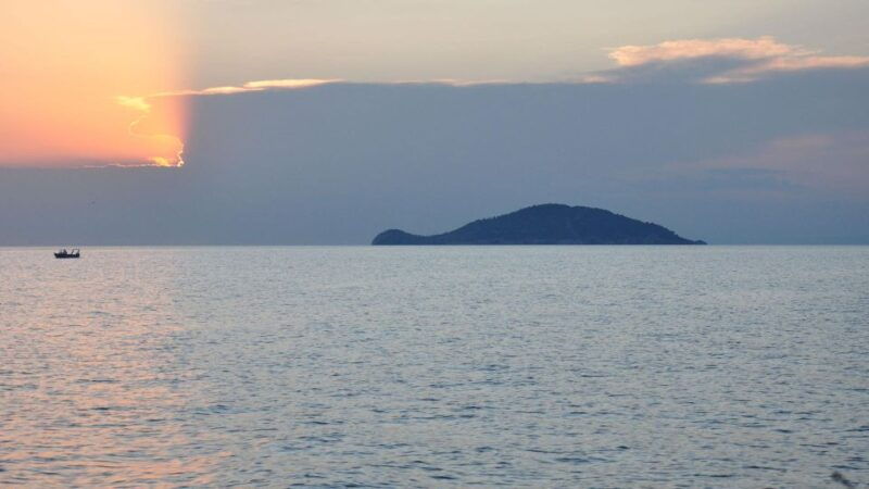 neos-marmaras-sunset-west-sithonia-islets-sailboat-tour