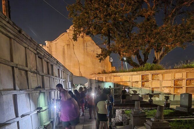 new-orleans-cemetery-bus-tour-after-dark