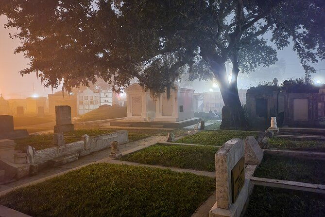 new-orleans-cemetery-bus-tour-after-dark