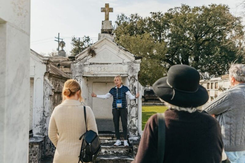 new-orleans-city-and-cemetery-bus-tour-garden-district-walk