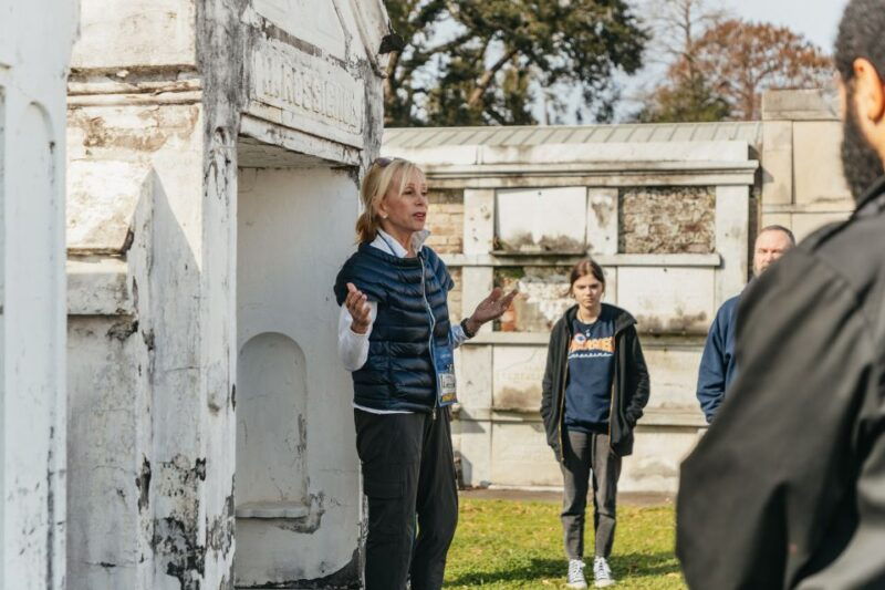 new-orleans-city-and-cemetery-bus-tour-garden-district-walk