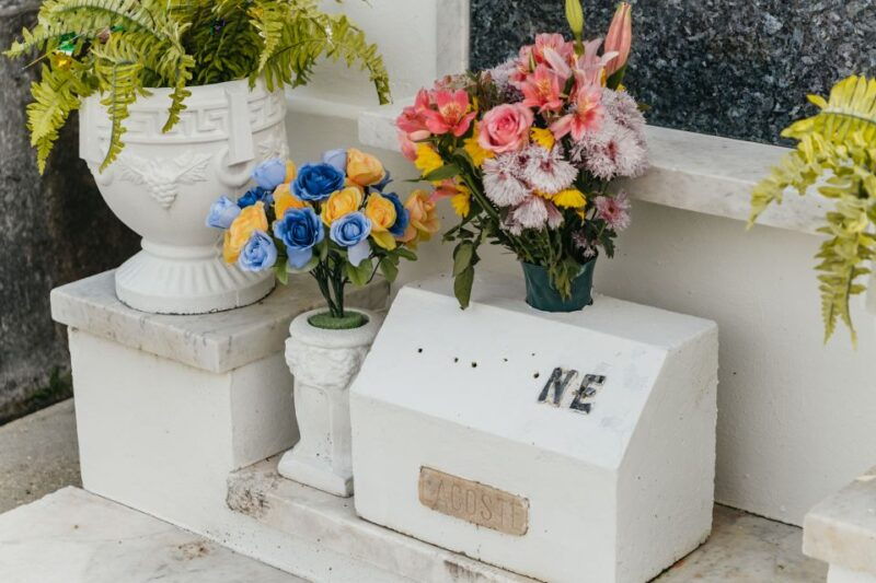 new-orleans-city-and-cemetery-bus-tour-garden-district-walk