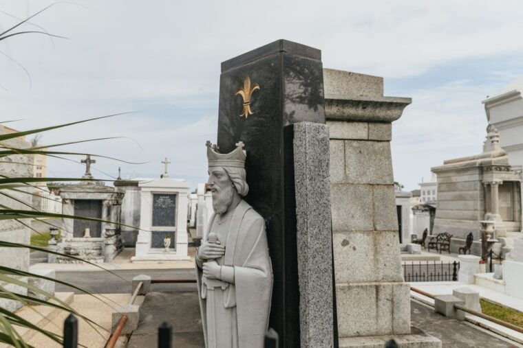 new-orleans-city-and-cemetery-bus-tour-garden-district-walk