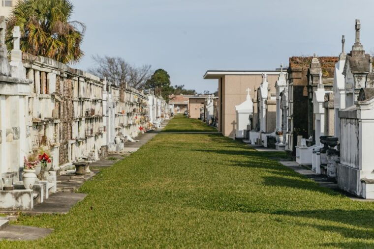 new-orleans-city-and-cemetery-bus-tour-garden-district-walk
