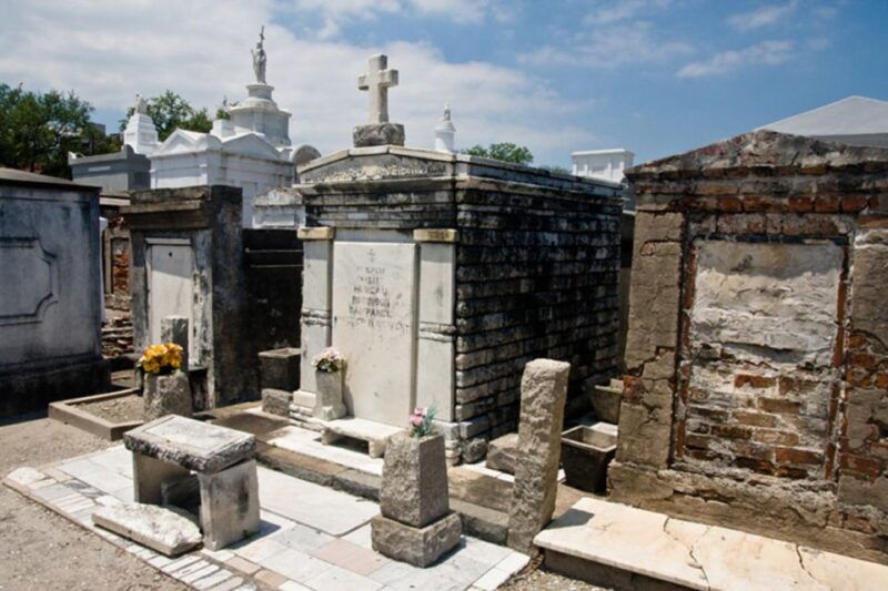new-orleans-city-cemetery-tour-by-air-conditioned-minibus