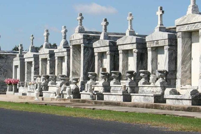 new-orleans-city-tour-cemetery-french-quarter-garden-district
