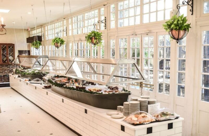 new-orleans-court-of-two-sisters-jazz-brunch-buffet