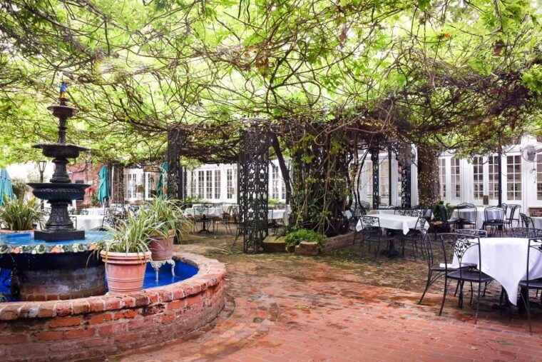 new-orleans-court-of-two-sisters-jazz-brunch-buffet