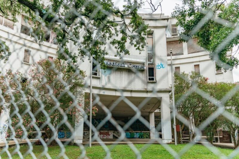 new-orleans-dead-of-night-ghosts-and-cemetery-bus-tour-2