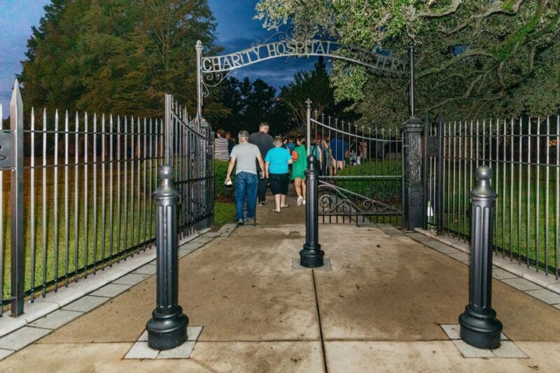 new-orleans-dead-of-night-ghosts-and-cemetery-bus-tour-2