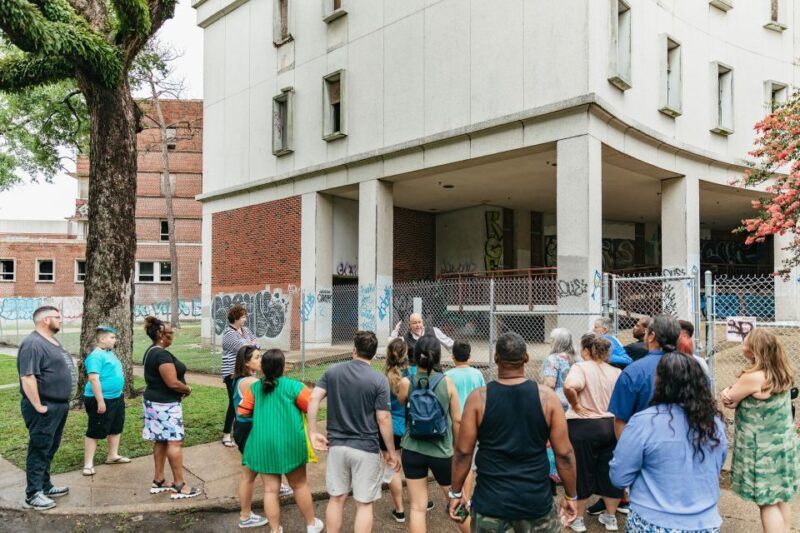 new-orleans-dead-of-night-ghosts-and-cemetery-bus-tour-2