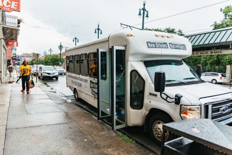 new-orleans-dead-of-night-ghosts-and-cemetery-bus-tour-2
