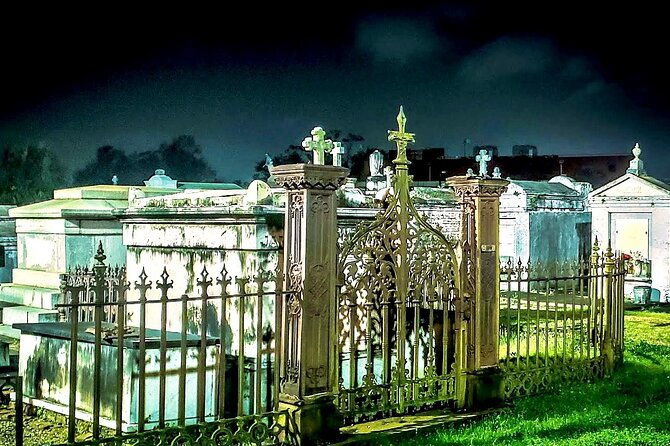 new-orleans-dead-of-night-ghosts-and-cemetery-bus-tour