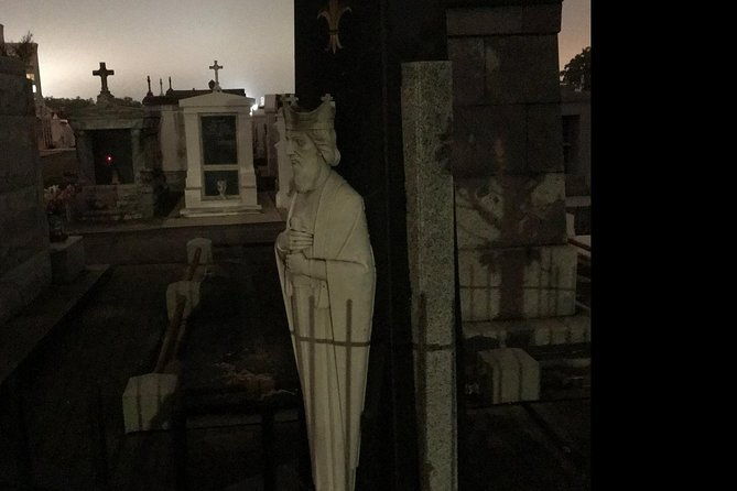 new-orleans-dead-of-night-ghosts-and-cemetery-bus-tour