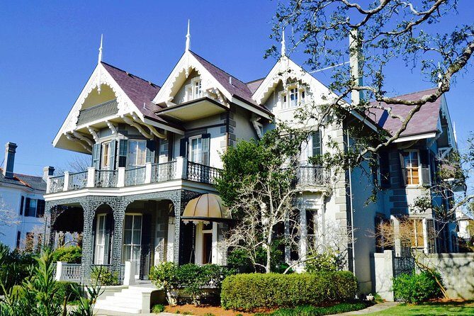 New Orleans Garden District and Lafayette Cemetery Tour - An In-Depth Look at the Garden District and Lafayette Cemetery Tour