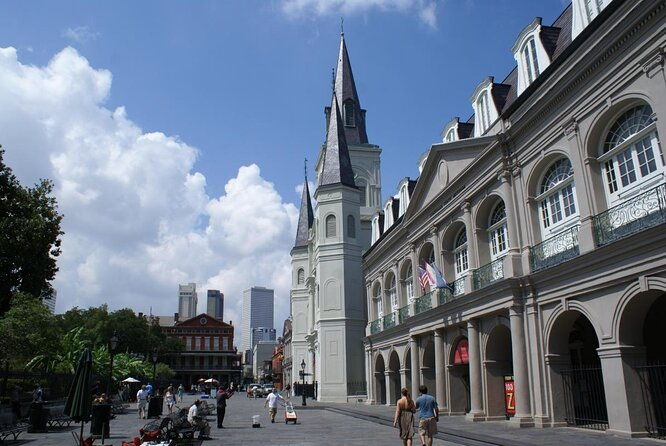 new-orleans-haunted-legends-scandals-small-group-tour
