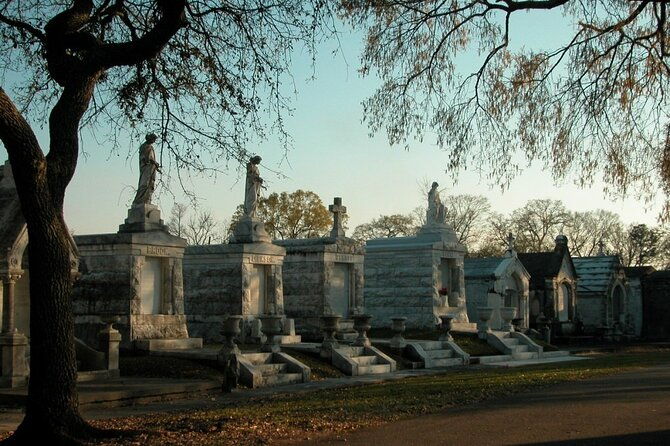 new-orleans-private-city-and-cemetery-tour-up-to-24-passengers